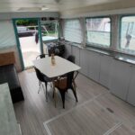 Niederländische Motoryacht Vetus 1200 Damier (1992) – Salon mit Esstisch und umbaubarer Sitzbank
