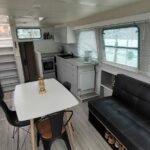 Niederländische Motoryacht Vetus 1200 Damier (1992) – Essecke im Salon mit Sitzbank und offener Pantry