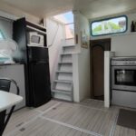 Niederländische Motoryacht Vetus 1200 Damier (1992) – Pantry und Treppe zum Oberdeck
