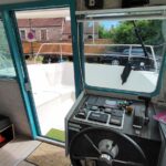Niederländische Motoryacht Vetus 1200 Damier (1992) – Innensteuerstand mit Sitzbank und Decksausgang