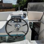 Niederländische Motoryacht Vetus 1200 Damier (1992) – Außensteuerstand mit Steuerrad