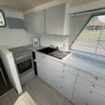 Niederländische Motoryacht Vetus 1200 Damier (1992) – Einbaupantry mit Spüle, Gasbackofen und Arbeitsplatte