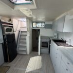 Niederländische Motoryacht Vetus 1200 Damier (1992) – Pantry mit Gasbackofen, Kühlschrank und Mikrowelle