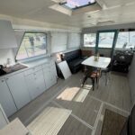 Niederländische Motoryacht Vetus 1200 Damier (1992) – heller Salon mit Pantry, Essecke und Steuerhaus