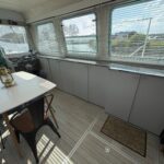 Niederländische Motoryacht Vetus 1200 Damier (1992) – Salon mit Stauschränken und Fenstern mit Jalousien