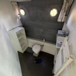 Niederländische Motoryacht Vetus 1200 Damier (1992) – separates WC mit Waschbecken und Bullaugen