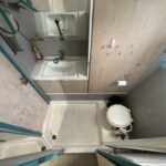 Niederländische Motoryacht Vetus 1200 Damier (1992) – Duschbad mit Dusche, Waschbecken und WC