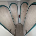 Niederländische Motoryacht Vetus 1200 Damier (1992) – Gang zu den Kabinen und zum Duschbad