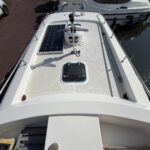 Niederländische Motoryacht Vetus 1200 Damier (1992) – Vordeck mit Solarpanel und Decksluke