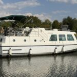 Niederländische Motoryacht Vetus 1200 Damier (1992) – Gesamtansicht am Kai mit aufgespanntem Sonnendach