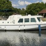 Niederländische Motoryacht Vetus 1200 Damier (1992) – Außenansicht des Bootes am Steg