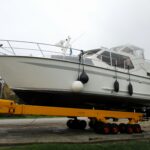 Motoryacht Van Vliet Atico 38 Joanne (1994) – Rumpf an Land auf dem Bootslift