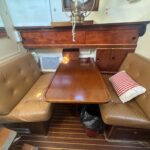 Trawler Schouten Muiden Tibo (1978) – Salon mit Ledersitzgruppe und Tisch