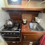 Trawler Schouten Muiden Tibo (1978) – Pantry mit Gasherd, Backofen und Spüle