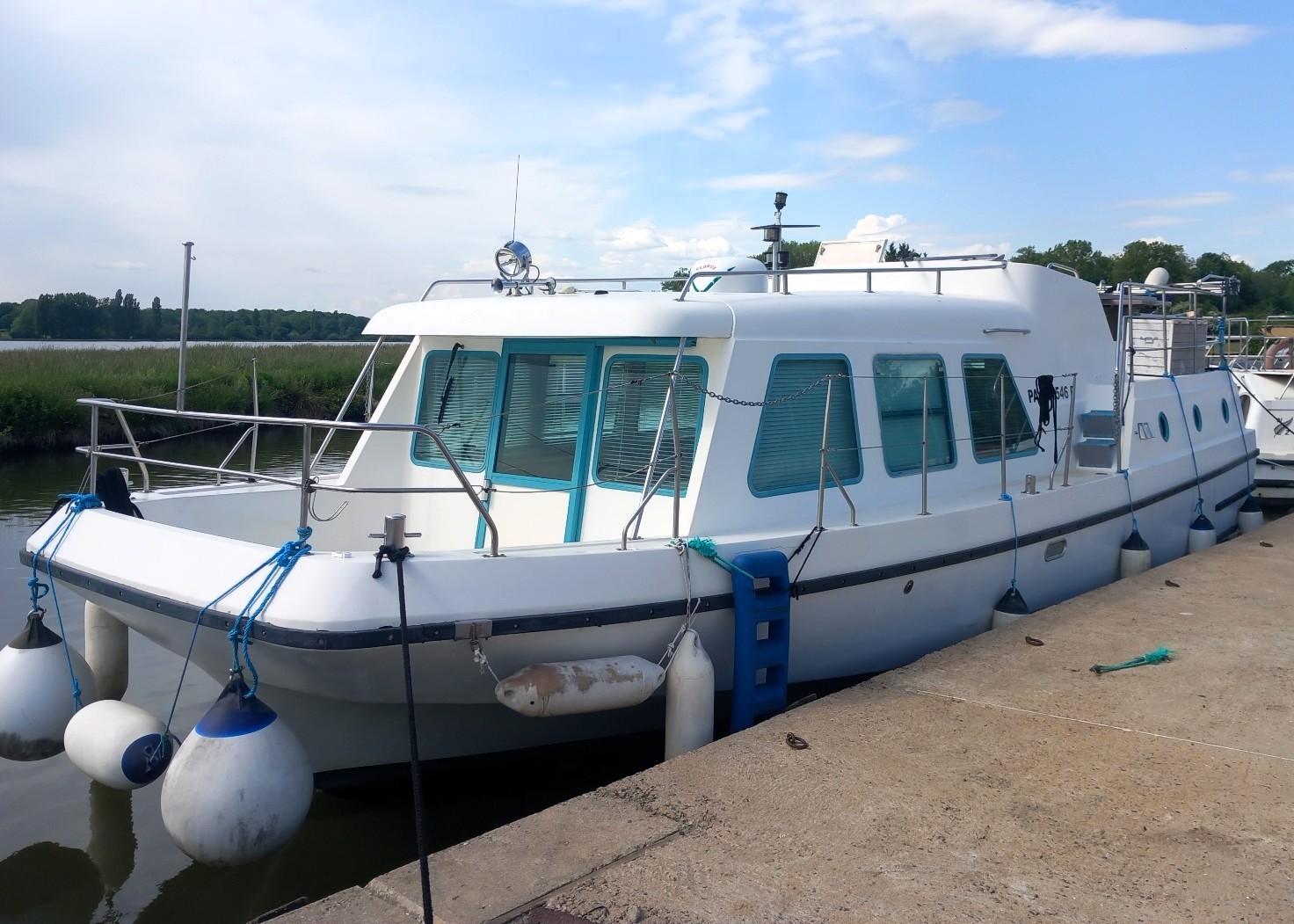 Vue latérale à quai — profil du bateau
