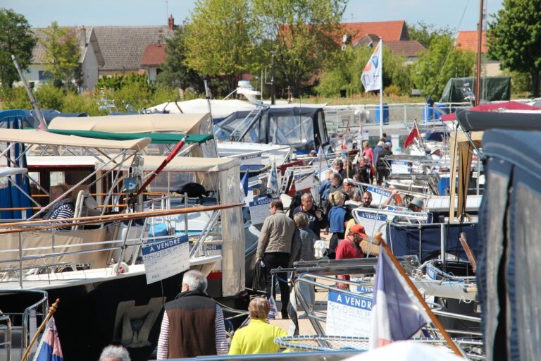 Besucher auf dem Verkaufssteg von H2O, Boote zum Verkauf bei den offenen Türen