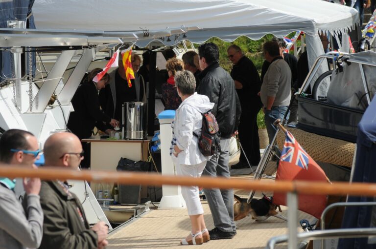 Empfangskaffee unter dem Pavillon auf dem H2O-Steg bei den offenen Türen