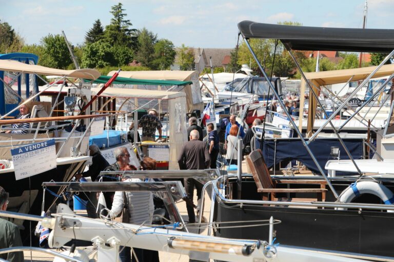 Boote zum Verkauf und Besucher auf den H2O-Stegen bei den offenen Türen