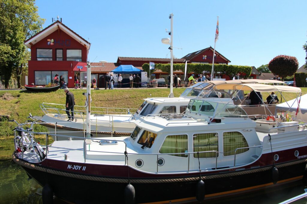 Die Büros von H2O und die Boote am Kai im Hafen von Saint-Jean-de-Losne bei den offenen Türen