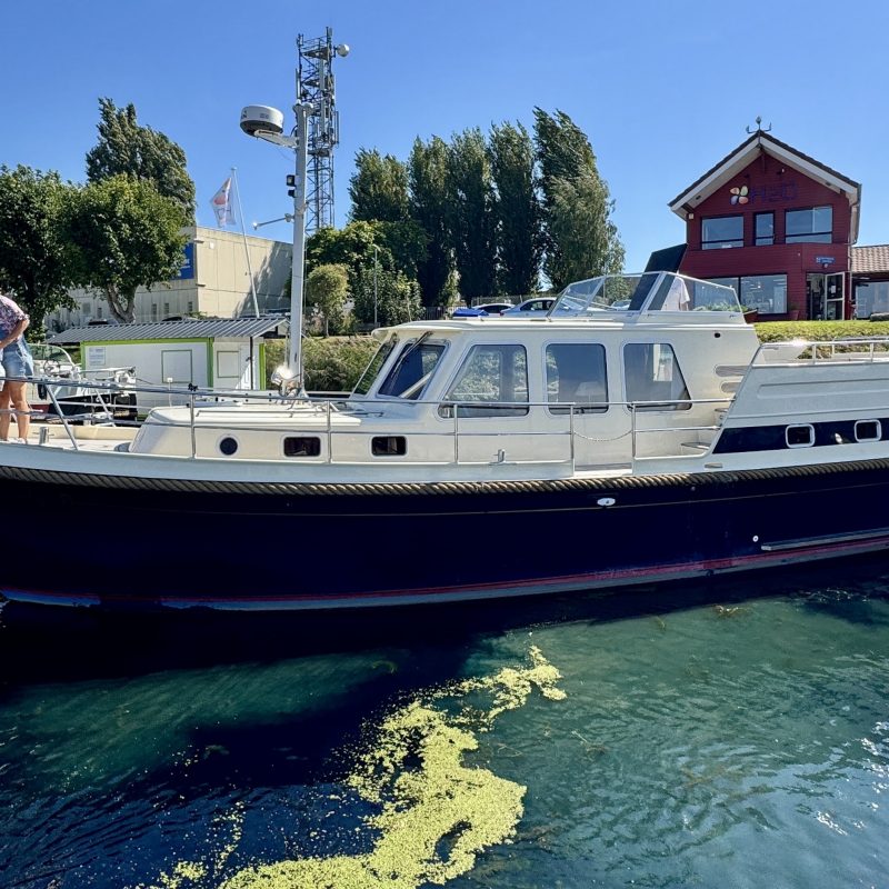 Image du bateau Lively B, amarré au port de Saint-Jean-de-Losne, d'une longueur de